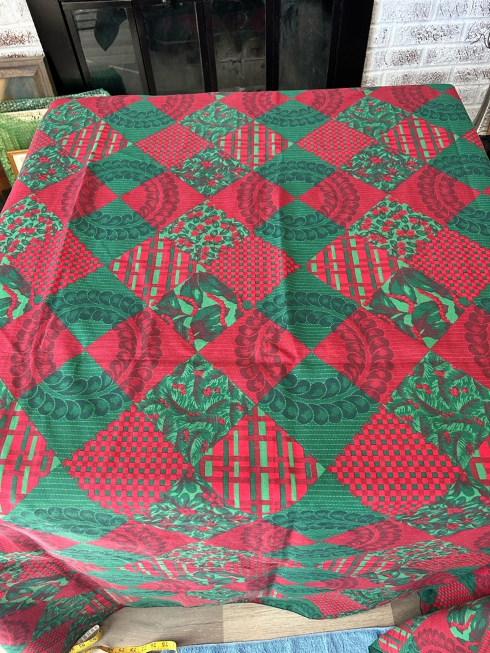 Holiday Country Patchwork Print Tablecloth in Red & Green Rectangle
